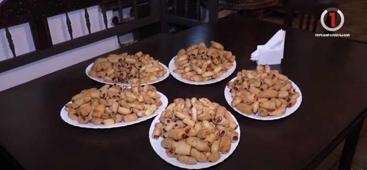 З оригінальними начинками: в Ужгороді кондитерка представила особливі кіфлики (ВІДЕО)