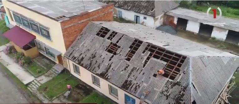 Зіпсовані гектари врожаю та зірвані дахи: Берегівщиною пронісся буревій (ФОТО, ВІДЕО)