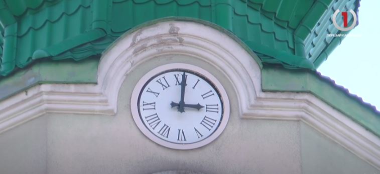 Міні Біг-Бен: у Хусті з’явилася ще одна місцева родзинка (ФОТО, ВІДЕО)