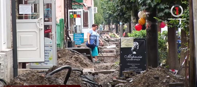 Ремонт чи відмивання коштів: сумнівна реконструкція центральної площі Виноградова (ФОТО, ВІДЕО)