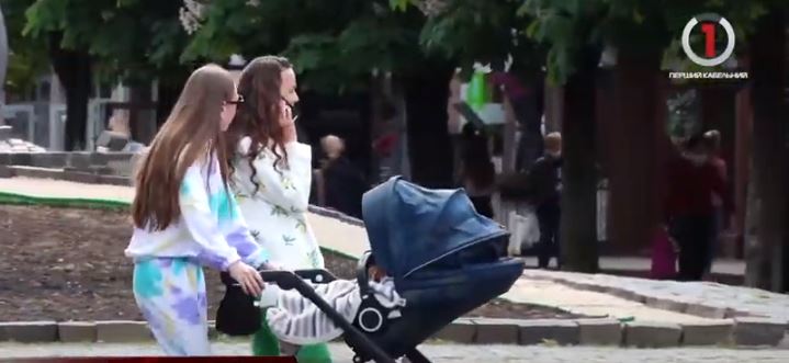 Тато з дитиною, мама працює: як мукачівці ставляться до “декрету” для чоловіків (ВІДЕО)