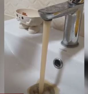 Чи можна пити воду «з крану»? Ужгородці скаржаться на якість води (ФОТО, ВІДЕО)