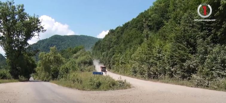 Ямкове «латання» не врятує: жителі Жденіївської ТГ вимагають капремонту(ФОТО, ВІДЕО)