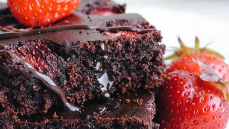 Дієтичний шоколадний брауні з полуницею: домашній рецепт десерту