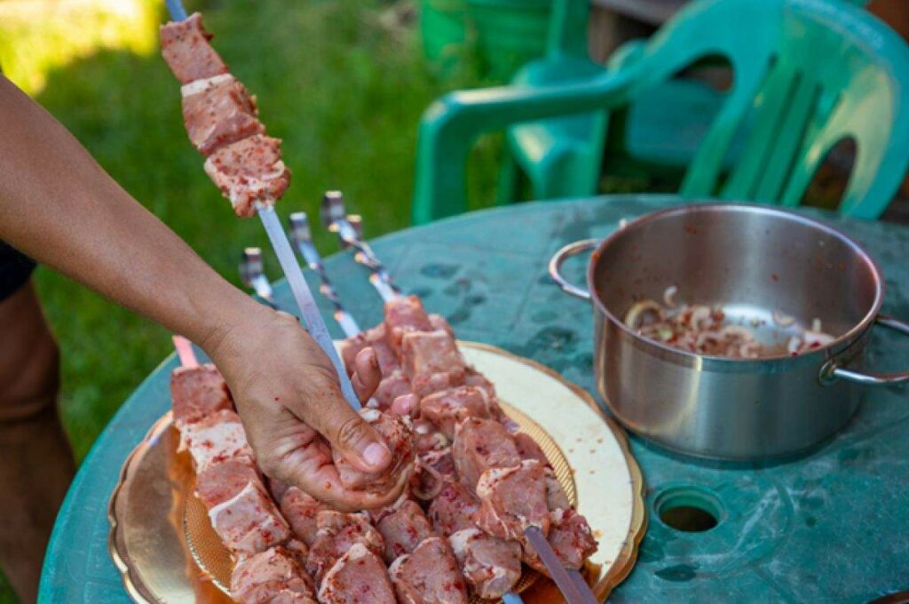 шашлик, приготування м'яса, рецепт, варіанти маринаду