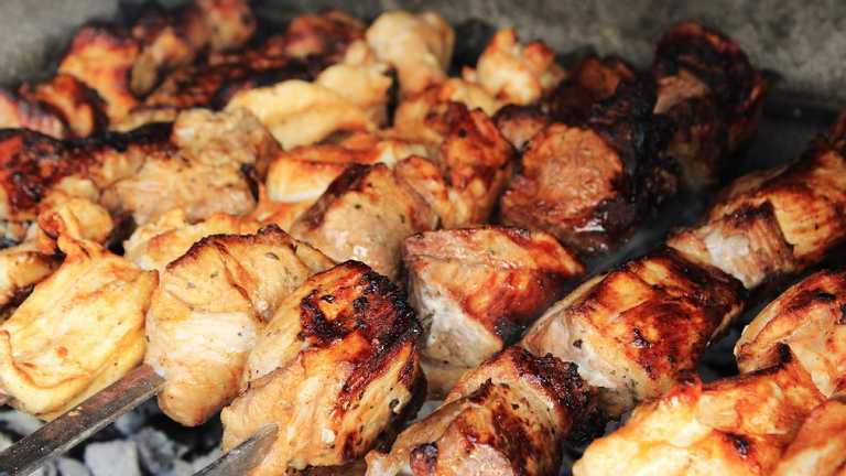 Апетитні вихідні: декілька простих рецептів маринування шашлику