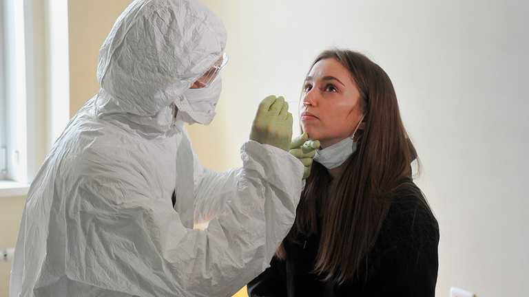 Вчені зрозуміли, чому коронавірус такий заразний: частинки знайшли в слині