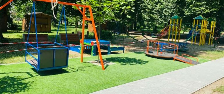 На Виноградівщині з’явився інклюзивний дитячий майданчик