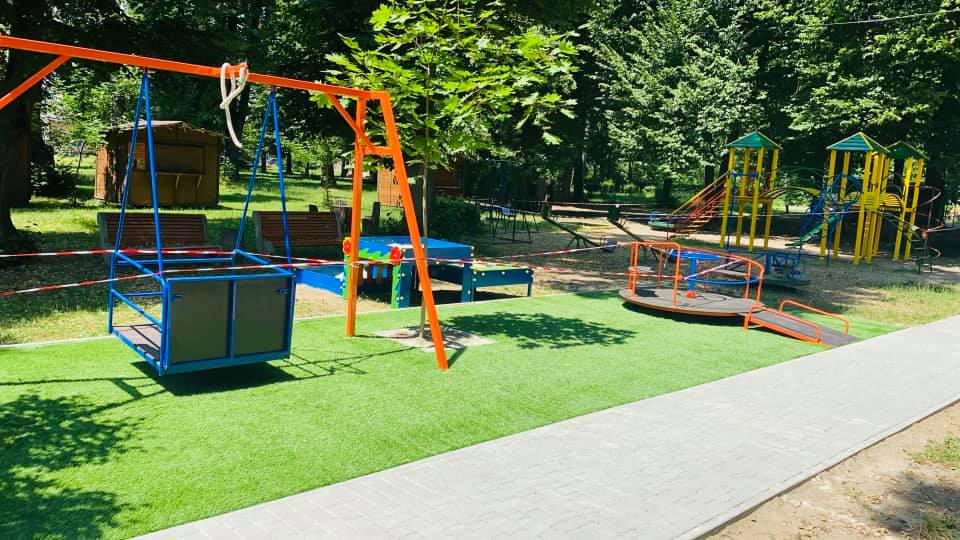 На Виноградівщині з’явився інклюзивний дитячий майданчик