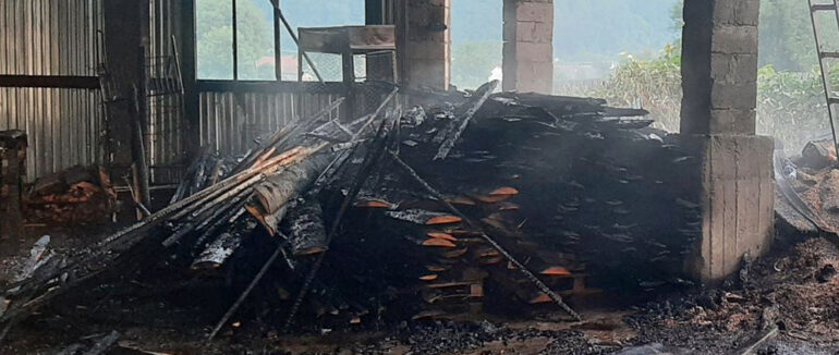 На Рахівщині на території деревообробного підприємства горів навіс