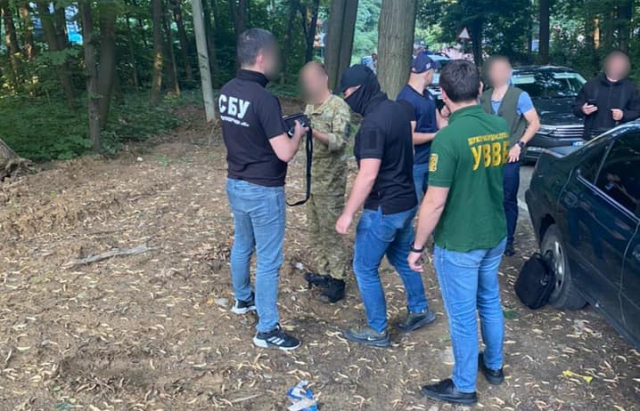 На Закарпатті затримали прикордонника, який організував переправляння нелегалів та намагався підкупити колегу