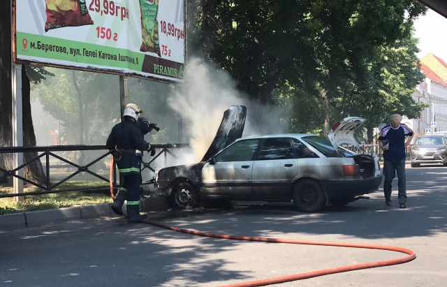 У Берегові під час руху з невідомих причин спалахнув легковик