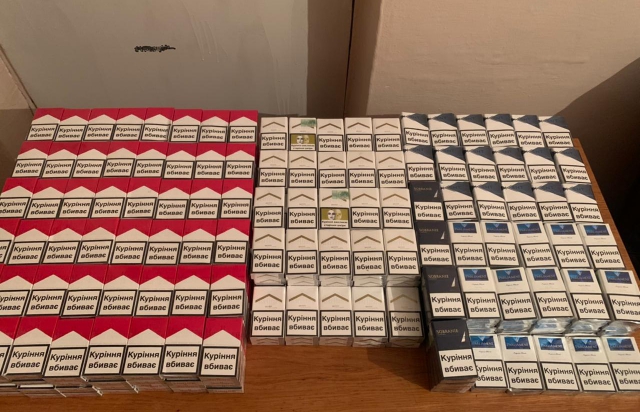 Перевозив заробітчан і захопив з собою партію контрабанди: на Закарпатті в українця виявили понад 400 пачок сигарет