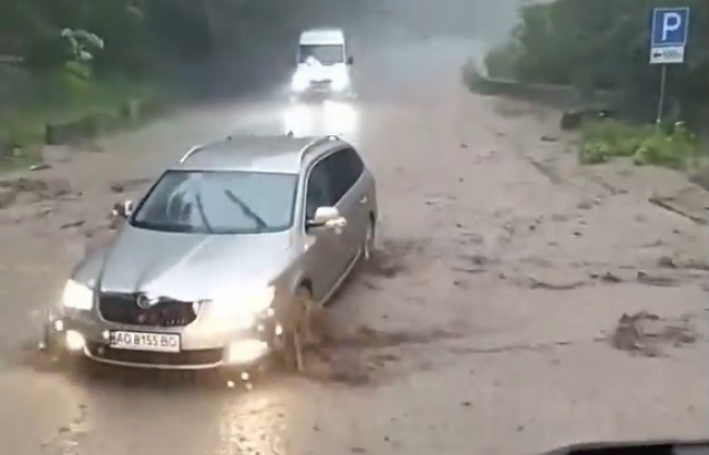 Внаслідок негоди частину траси Київ-Чоп підтопило