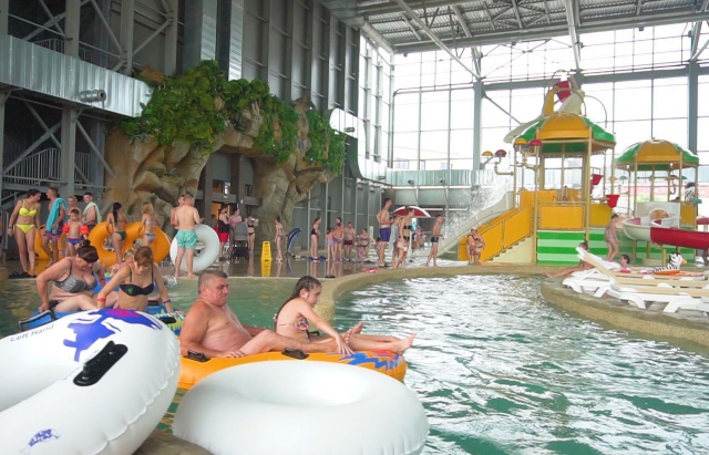 Новий сучасний аквапарк у Мукачеві відвідують з усієї України