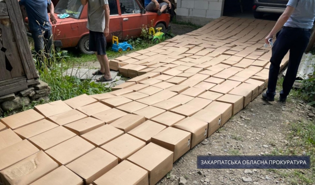 На Ужгородщині під час обшуку поліція вилучила “лівий” спирт та сигарки