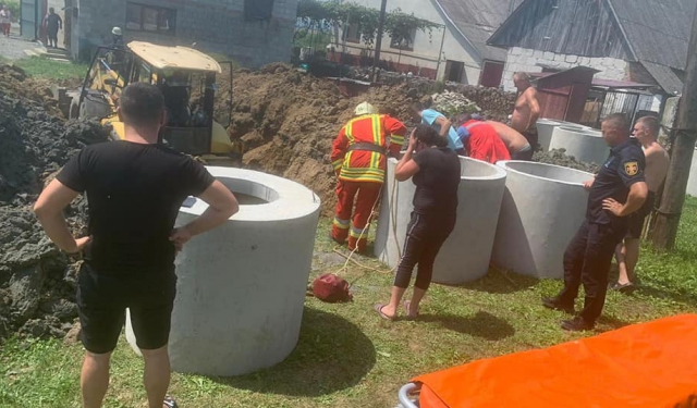 На Хустщині чоловіка засипало 8-метровим шаром землі: тіло покійника витягували за допомогою екскаватора