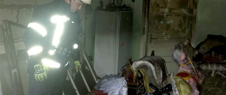 Спалахнув будинок, поки господарі вечеряли на кухні: подробиці пожежі на Берегівщині