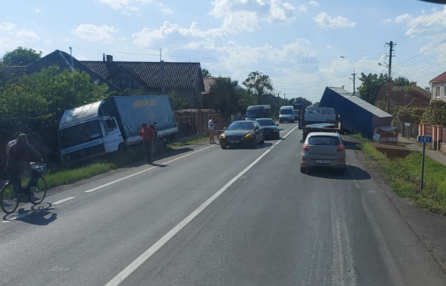 Аварія поблизу Мукачева: вантажівки вилетіли в кювети