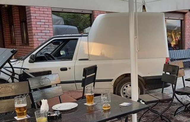 Влетів у терасу піцерії: в Ужгороді водій не впорався з керуванням