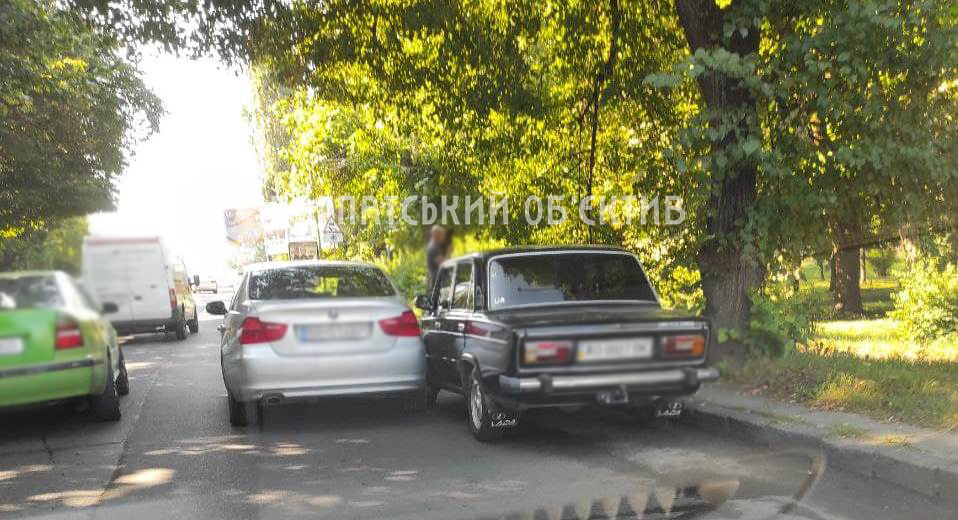 Ранкова ДТП в Ужгороді: зіткнулись дві автівки