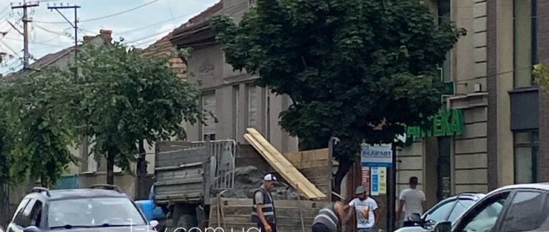 В Мукачеві на одній із вулиць міста відбуваються ремонтні роботи
