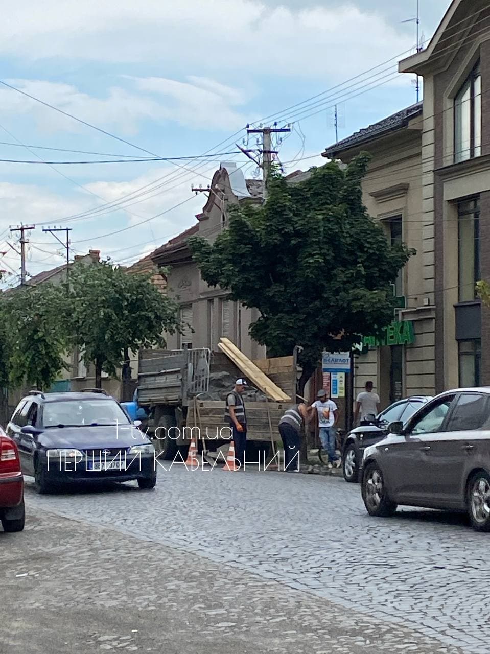 В Мукачеві на одній із вулиць міста відбуваються ремонтні роботи