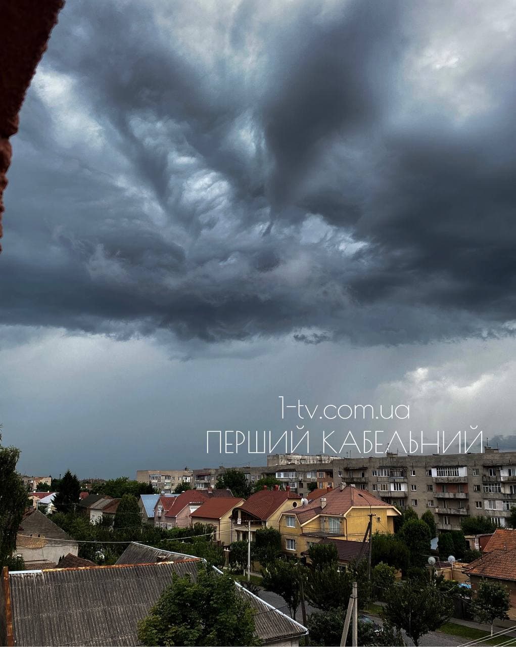 Грозові хмари над Мукачевом: насунулась непогода