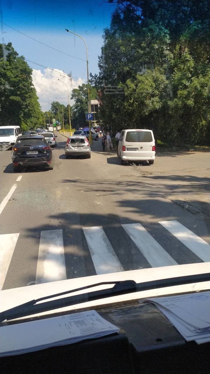 В Ужгороді сталася ДТП: Volkswagen Transporter зіштовхнувся з автомобілем Ford