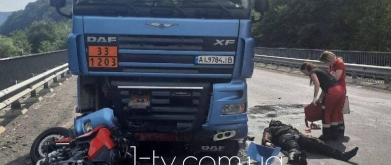 Смертельна ДТП на Мукачівщині: мотоцикліст зіштовхнувся з вантажівкою