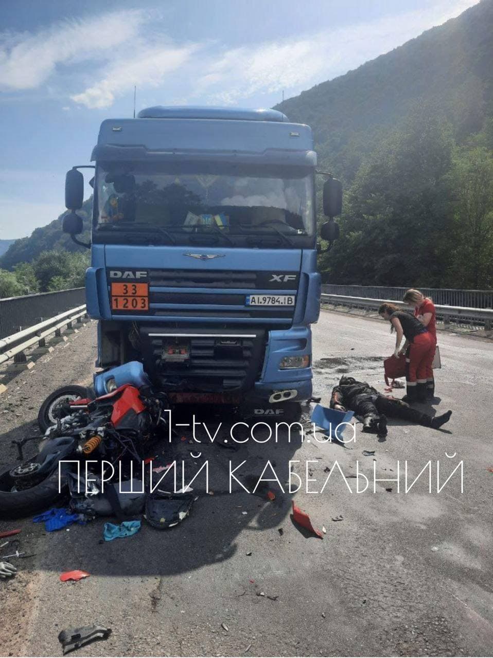 Смертельна ДТП на Мукачівщині: мотоцикліст зіштовхнувся з вантажівкою