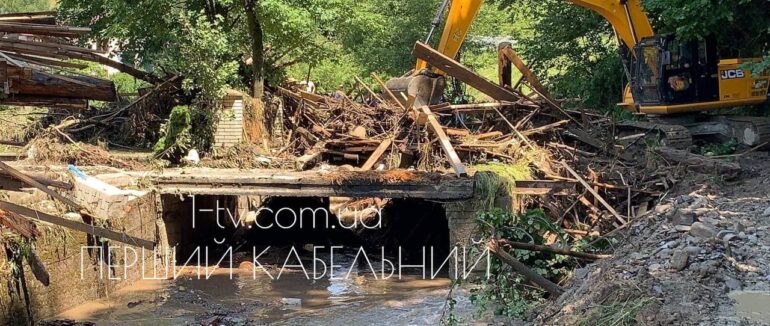 Жертва паводку: у Стебному тривають пошуки чоловіка, якого змило водою (ФОТО, ВІДЕО)