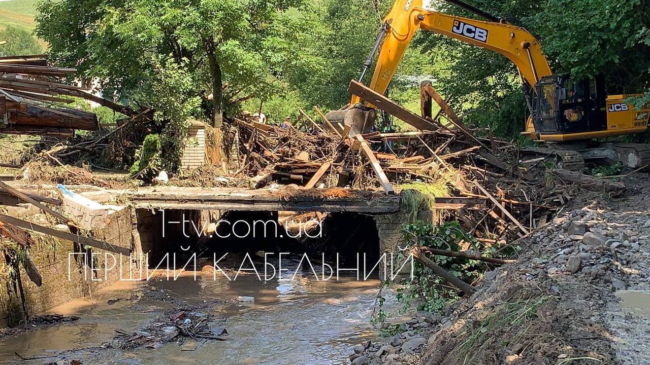 Жертва паводку: у Стебному тривають пошуки чоловіка, якого змило водою (ФОТО, ВІДЕО)