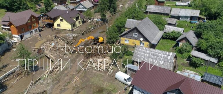 Карпатське цунамі: на Рахівщині затопило село (ФОТО, ВІДЕО)