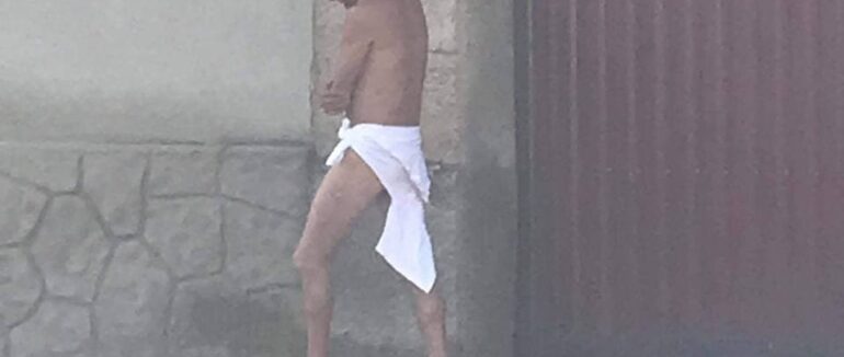 В Мукачеві чоловік розгулює вулицями майже оголений