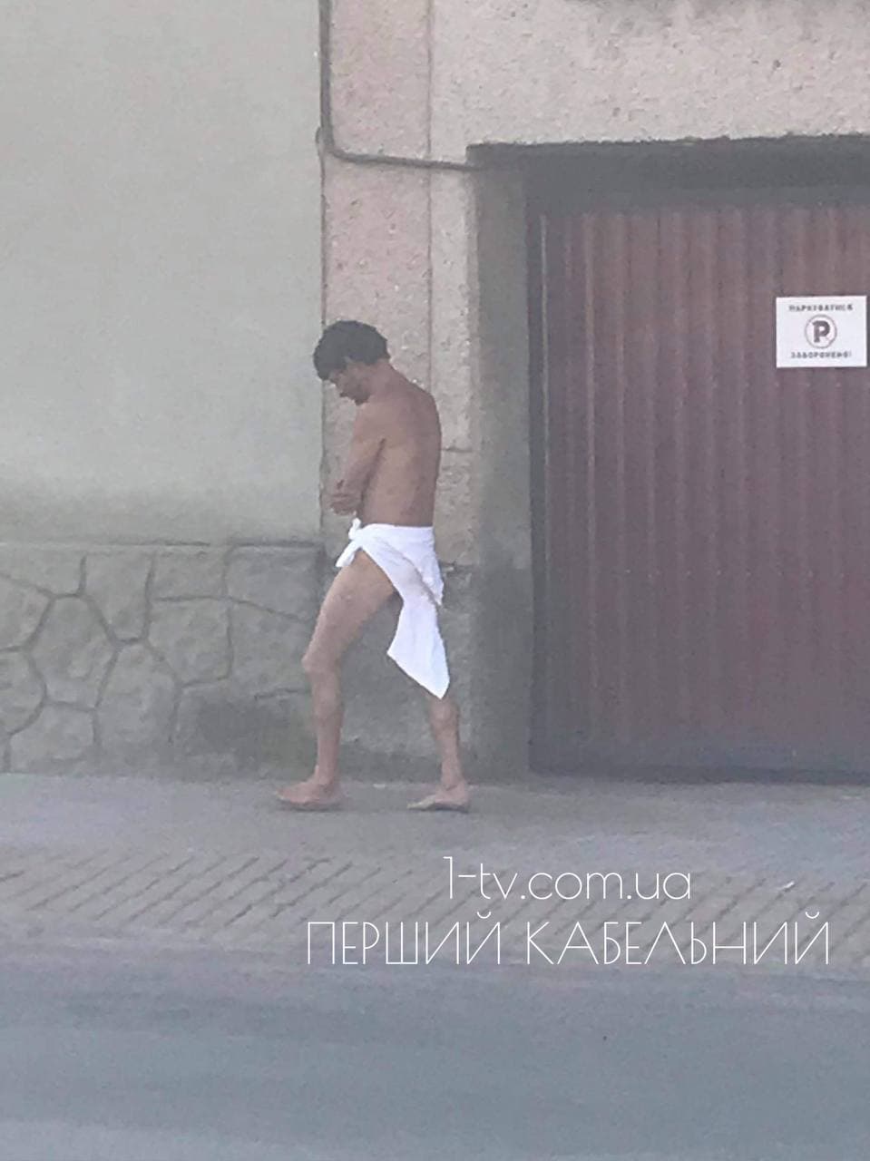 В Мукачеві чоловік розгулює вулицями майже оголений