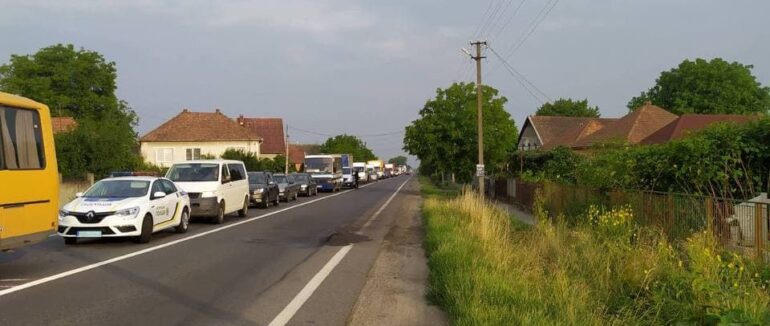 До уваги водіїв: на Мукачівщині на трасі знову чи малі затори