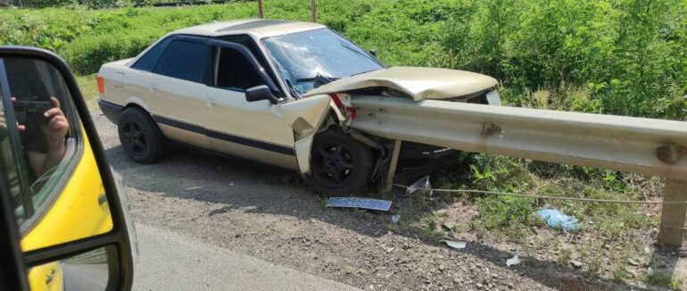 У Карпатах легковик на швидкості влетів у відбійник