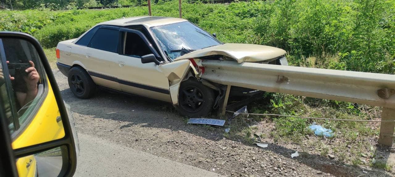 У Карпатах легковик на швидкості влетів у відбійник