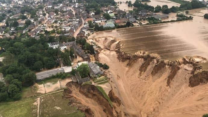 Понад 100 та 1300 пропали безвісти: смертоносна повінь в Німеччині