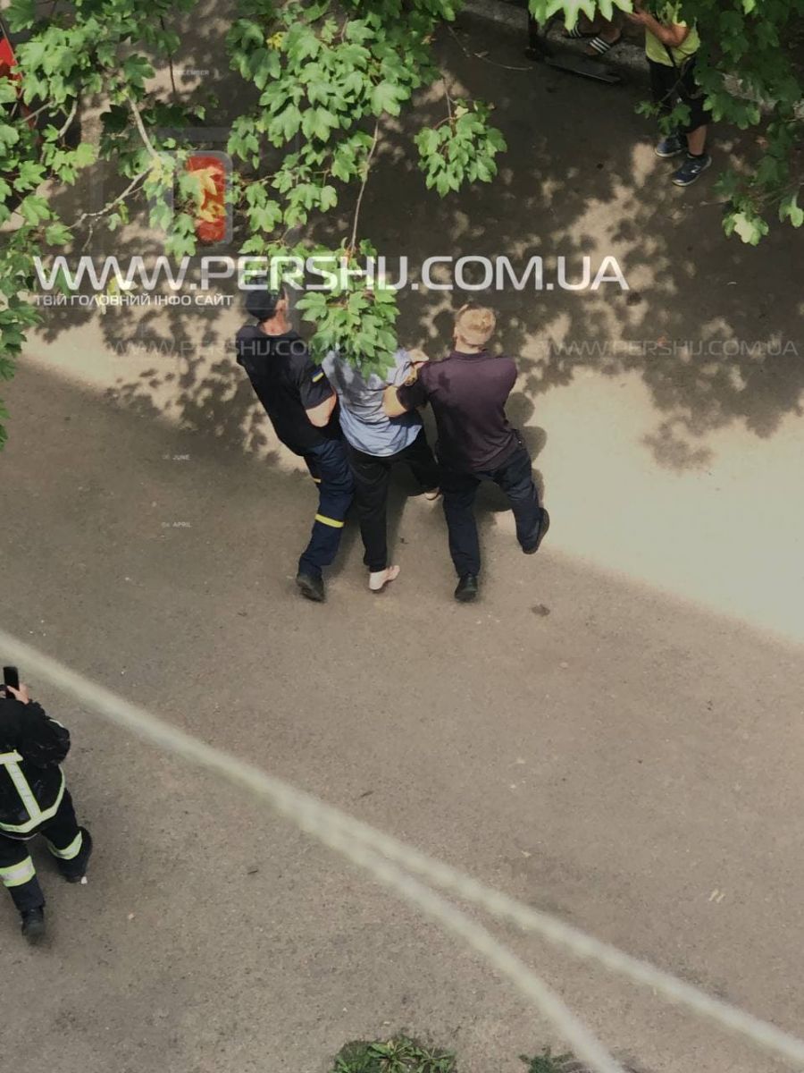 Сусіди помітили дим і викликали рятувальників: в Мукачеві ледь не загорілася квартира з власником всередині