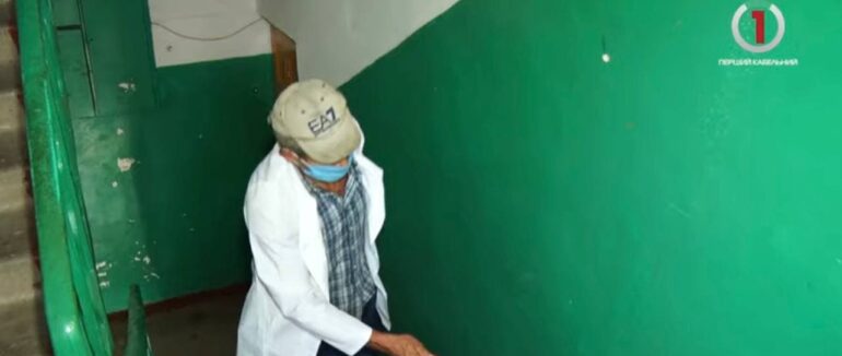 Чорні велетні: у Мукачеві борються з тарганами, які не дають спокою жителям багатоповерхівок (ФОТО, ВІДЕО)