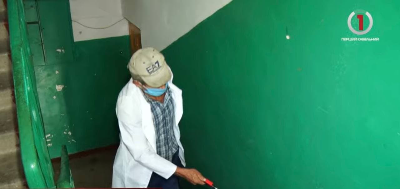 Чорні велетні: у Мукачеві борються з тарганами, які не дають спокою жителям багатоповерхівок (ФОТО, ВІДЕО)