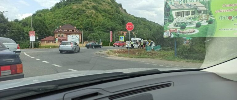 У Мукачеві мікроавтобус з невідомих причин опинився у кюветі