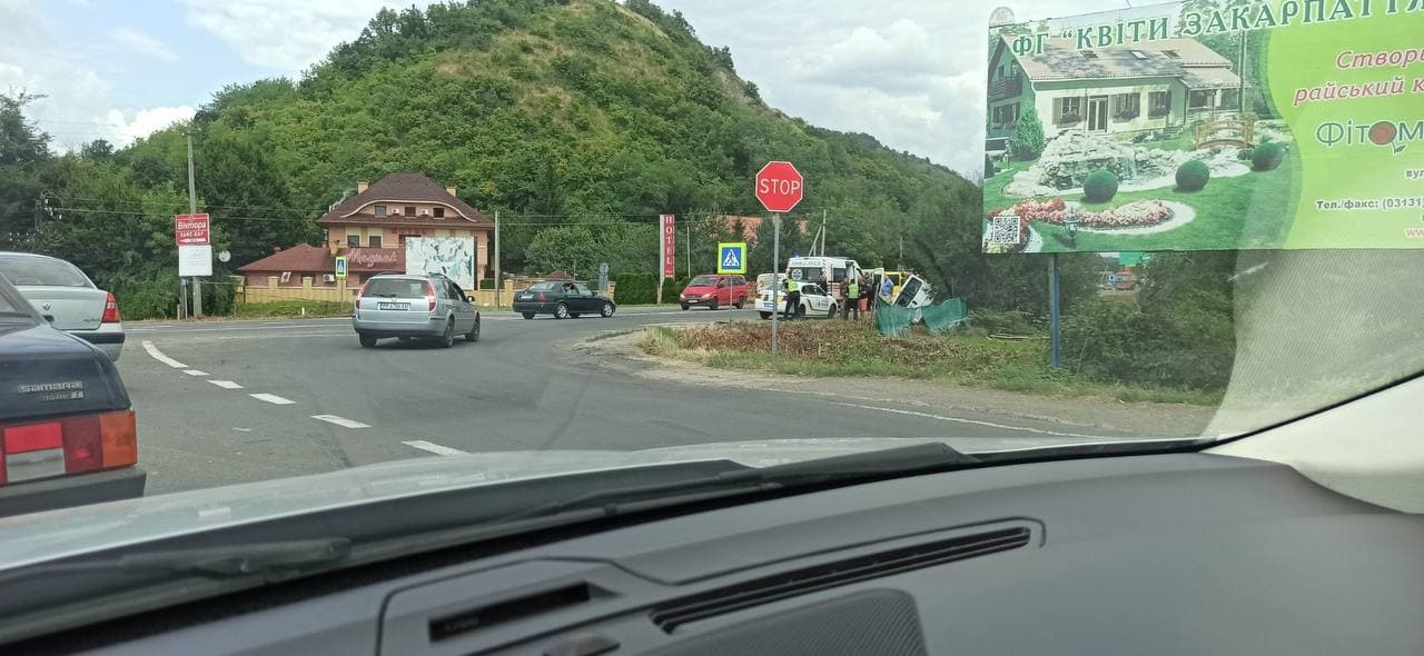 У Мукачеві мікроавтобус з невідомих причин опинився у кюветі