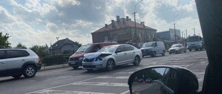 У Мукачеві сталася ДТП: зіштовхнулися автомобілі Mercedes та Skoda