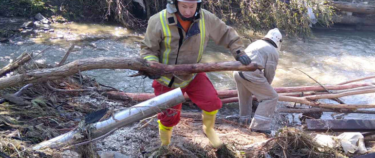 Підтоплення у Рахівському районі: рятувальники ліквідовують наслідки складних погодних умов