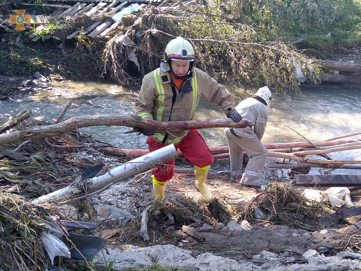 Підтоплення у Рахівському районі: рятувальники ліквідовують наслідки складних погодних умов