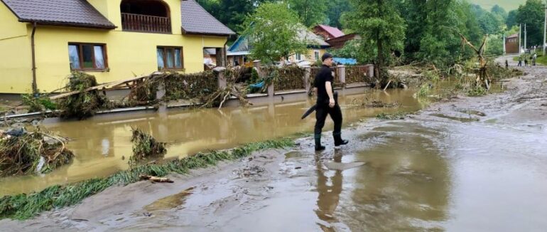 Пішов і не повернувся: на Рахівщині третій день шукають чоловіка, який зник під час негоди
