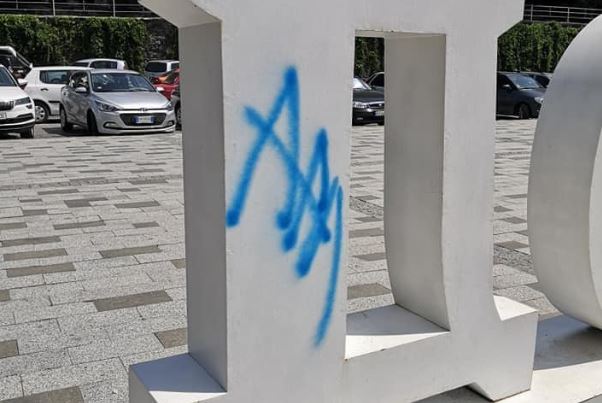 В Ужгороді розшукали малолітнього вандала, який обмалював фотозону та частину фонтану